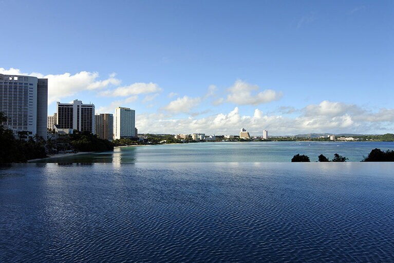 ザ ツバキ タワーのインフィニティプール。タモン湾を一望するロケーション。