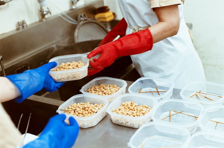 2023.6.1　大阪府「らくだ坂納豆工房」。1滴も残さず煮汁を生かす、らくだ坂の納豆づくり（撮影：高重乃輔）。