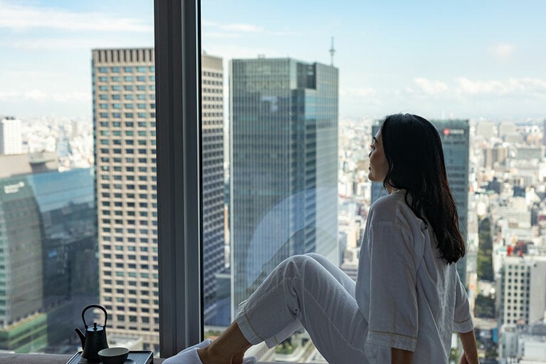 自然の光に包まれる客室の窓辺で、気持ちのいい目覚めのひとときを。