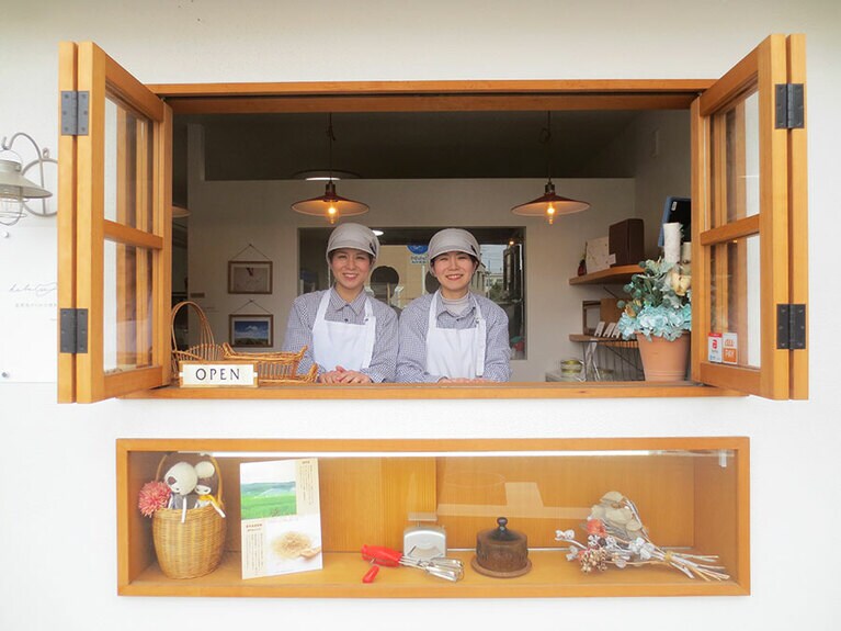横長の窓が印象的なお店。姉の木村麻美さん(右)と妹の大東瞳さん(左)。