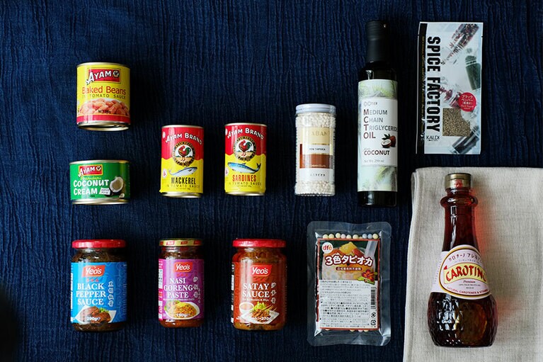 ココナッツクリーム、魚缶、煮豆、クッキングソース、クッキングオイル、黒胡椒、乾燥タピオカ。これらはすべてマレーシア産。