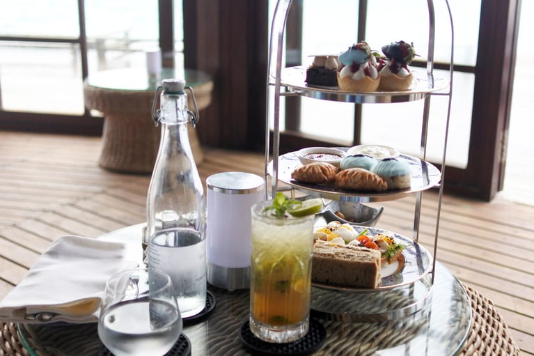 海をイメージしたアフタヌーンティーも無料。