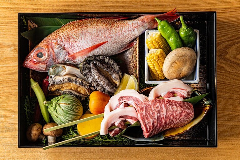 内房ならではの新鮮な魚介と千葉牛など山の食材も充実。