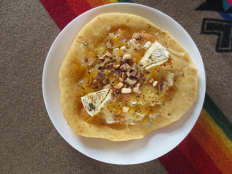 オリジナルの「チーズフォルマッジ」600円、ドリンクとのセット 1,000円。チーズ4種と蜂蜜の甘みでお酒と好相性。