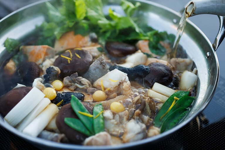 あん肝や大身、皮やヒレといった、あんこうの“七つ道具”がひと揃い入っている。