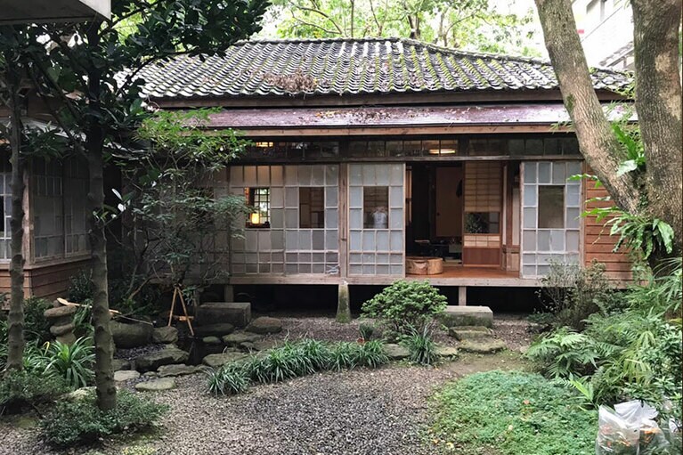 中庭から建物を望む。縁側に腰掛け、風を感じながら一休みするのもおすすめ。