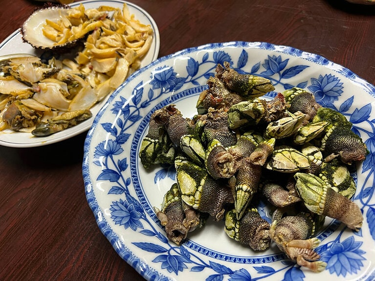 湯向地区にある民宿の夕食に並んだ、カメノテ。初めて食べました。美味！