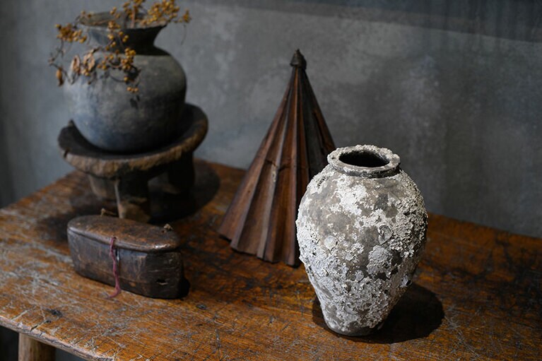 海底から見つかった壺は撮影用として貸し出すことも(非売品)。