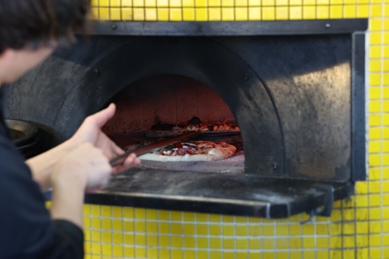 薪などの木材を燃料にする新窯は、高温で短時間で焼き上げることで旨味を閉じ込める。