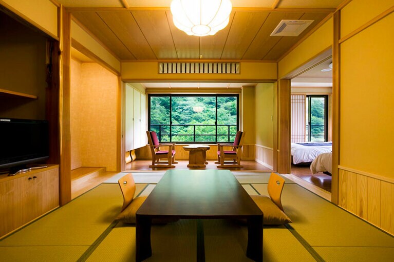 純和風の本館客室。和室にベッドルームや掘りごたつを備えた部屋などさまざま。