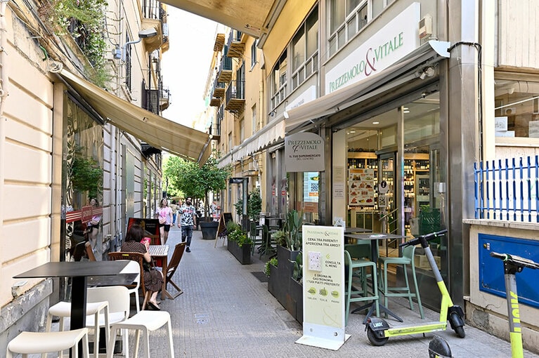 この看板を探してみて。