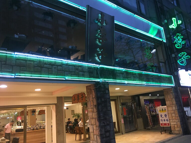 注文は1階で。1階が満席の場合は2階で食事ができる。