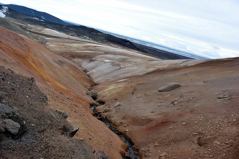 ナーマフィヨフの丘のふもとにある地球の裂け目・ギャウ。