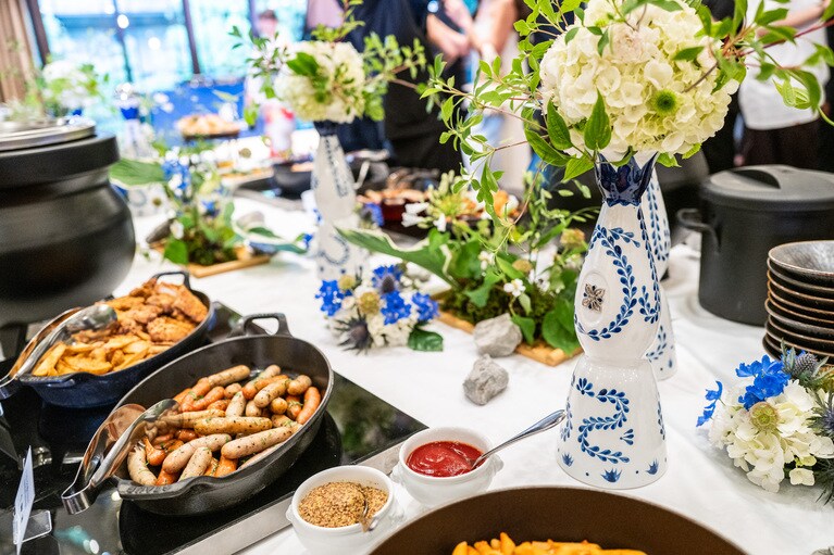 パーティでふるまわれた「ザ ソウドウ 東山 京都」のイタリアン。クラセアスールのシグネチャーアイコン、レポサドのデキャンタがフラワーベースとして卓上を彩りました。