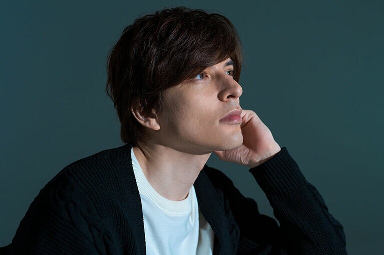 近年は演出家としても飛躍をとげている。「演出家として作品に携わらせていただくときは、実際に舞台に立つ人たちがいかにストレスがなく、楽しく、その役を全うできるということ尽力します」