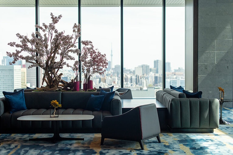 四季を象徴するフラワーアートが飾られたロビーフロア。