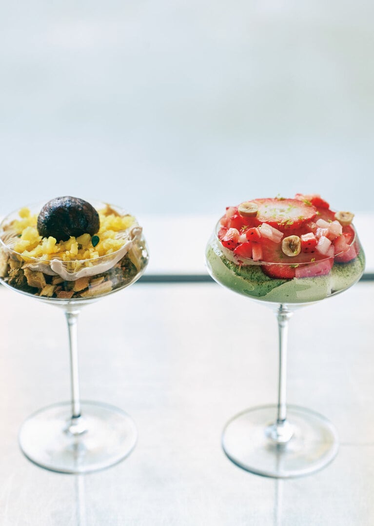 栗のパフェ（左）。イチゴのパフェ（右）は餡と餅を忍ばせてイチゴ大福のような味わいに。各W9,000。
