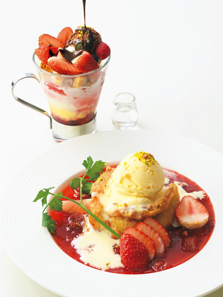 上：「とちおとめ苺とショコラのHOTパフェ」1,210円(税込)／パフェリオ本店 下：「苺のホットパイ」1,870円(税込・コーヒー／紅茶付)／タカノフルーツパーラー新宿本店