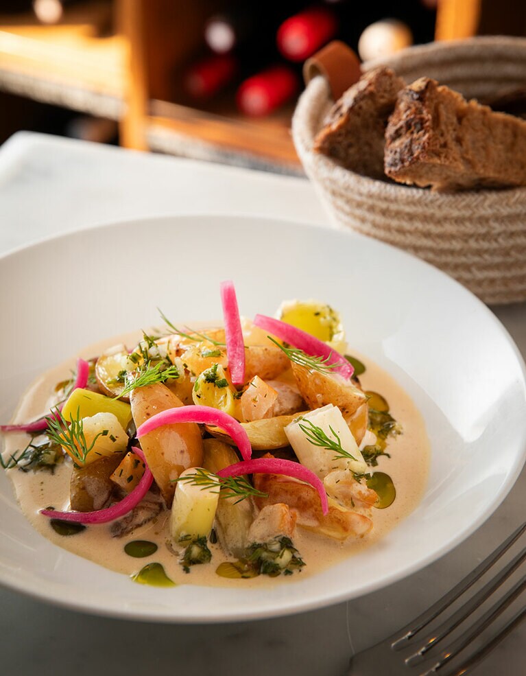 西洋ワサビを効かせたニシンのサラダ風。ジャガイモとリンゴ、ポワロー（ポロネギ）と和えて、酸味の変化を楽しませる。