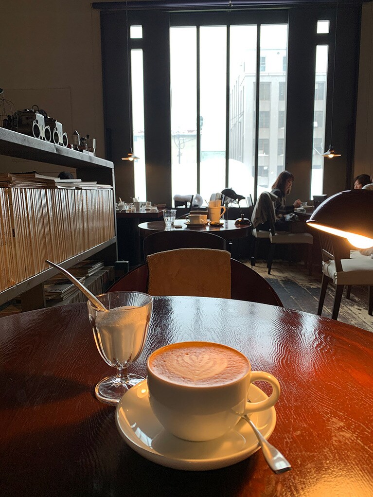 運河を望む大きな窓は倉庫の名残だ。