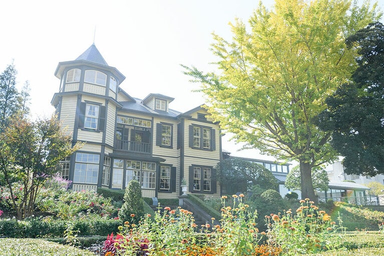 八角形の塔がシンボルの「外交官の家」［国指定重要文化財］。