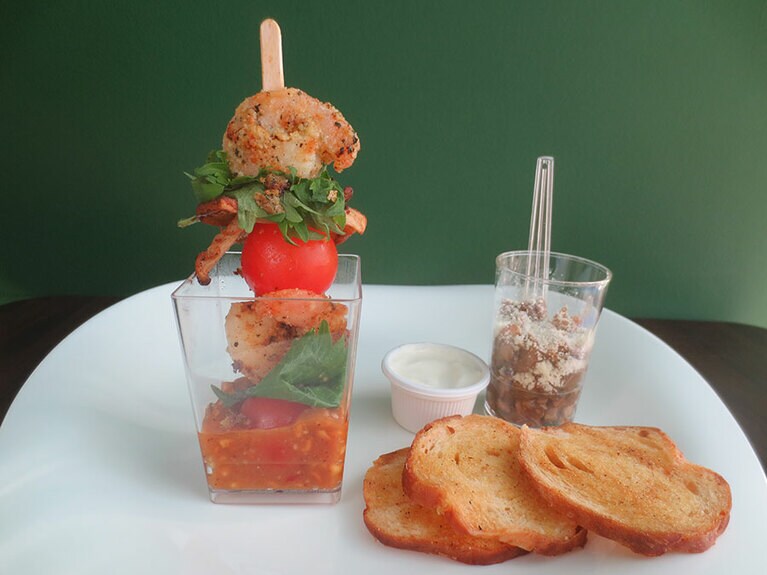 お酒のアテにぴったりの、左「えびのおとも串」300円、右「マッシュルームきのこづくしセット」280円。