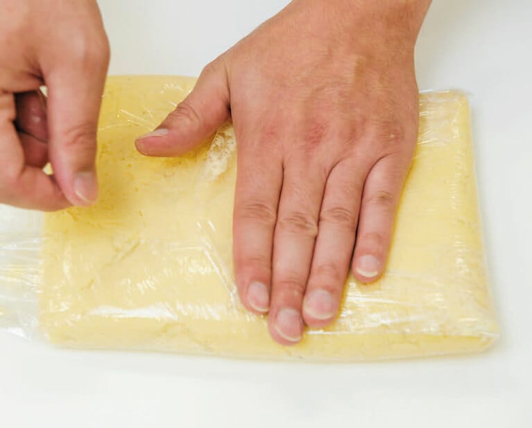 厚みを均一にすると、生地の状態も均一になって扱いやすくなります。