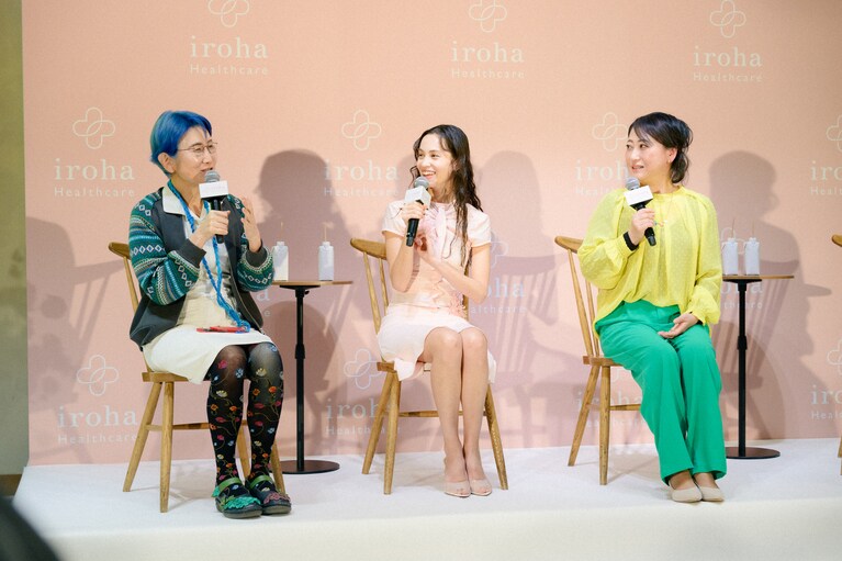 写真左から、女性医療クリニックLUNAグループ理事長 関口由紀先生、「iroha」公式アンバサダーでモデルの水原希子さん、芸人の友近さん。
