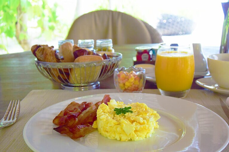 屋外のガゼボに朝食をセットしてもらうこともOK。