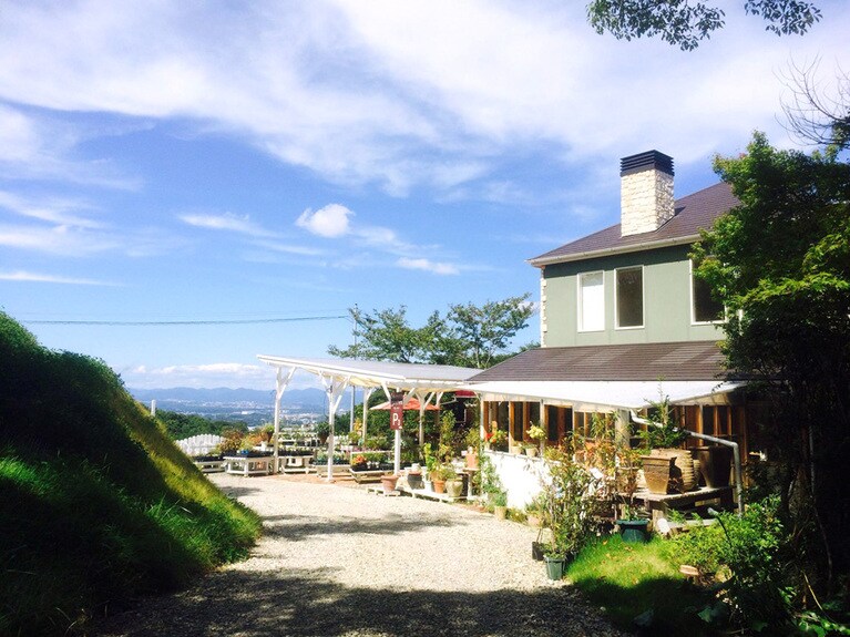 小高い丘の上の一軒家。6月はバラや紫陽花が美しい。