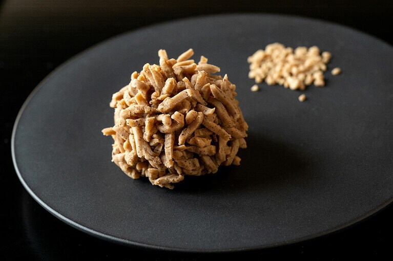 きんとん製「紅香織（こうこうおり）」。飲み物付き2,090円。5月中旬まで。