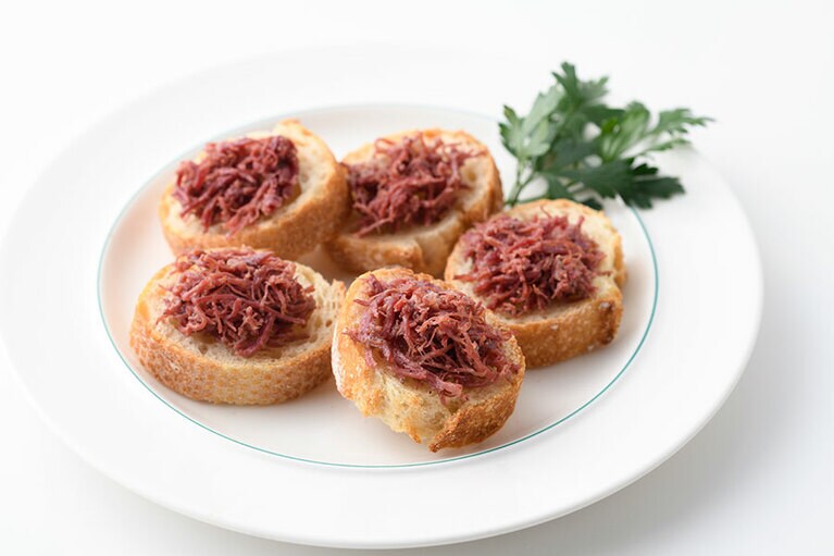 おいしい缶詰 プレミアムほぐしコンビーフ(粗挽き黒胡椒味)。