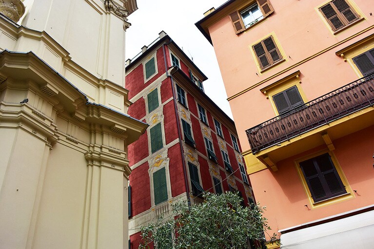 レンガ色の建物の一部の窓は、フレスコ画です。