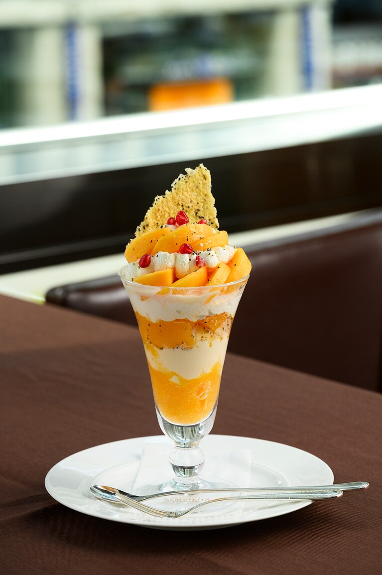 西部池袋店限定の柿とクリームチーズのパフェ 2,310円。