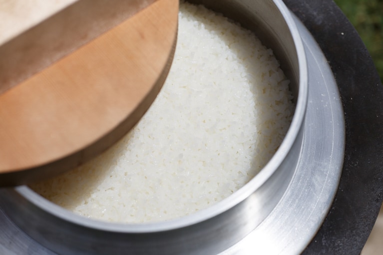 田んぼの畦道で炊きたての羽釜ご飯を食べるひとときは最高！