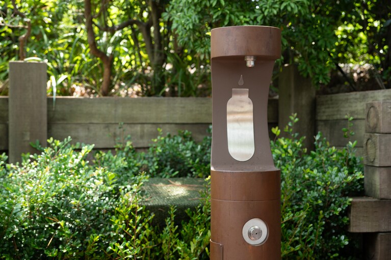 ウォーターサーバーも設置され、いつでも水分補給が可能に。