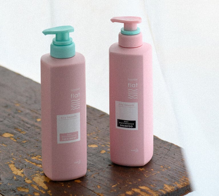 左から：エッセンシャル flat トリートメント 500mL 900円(編集部調べ)、同 エアリースムース くせ・うねりメンテナンスシャンプー 500 mL 900(編集部調べ)／花王