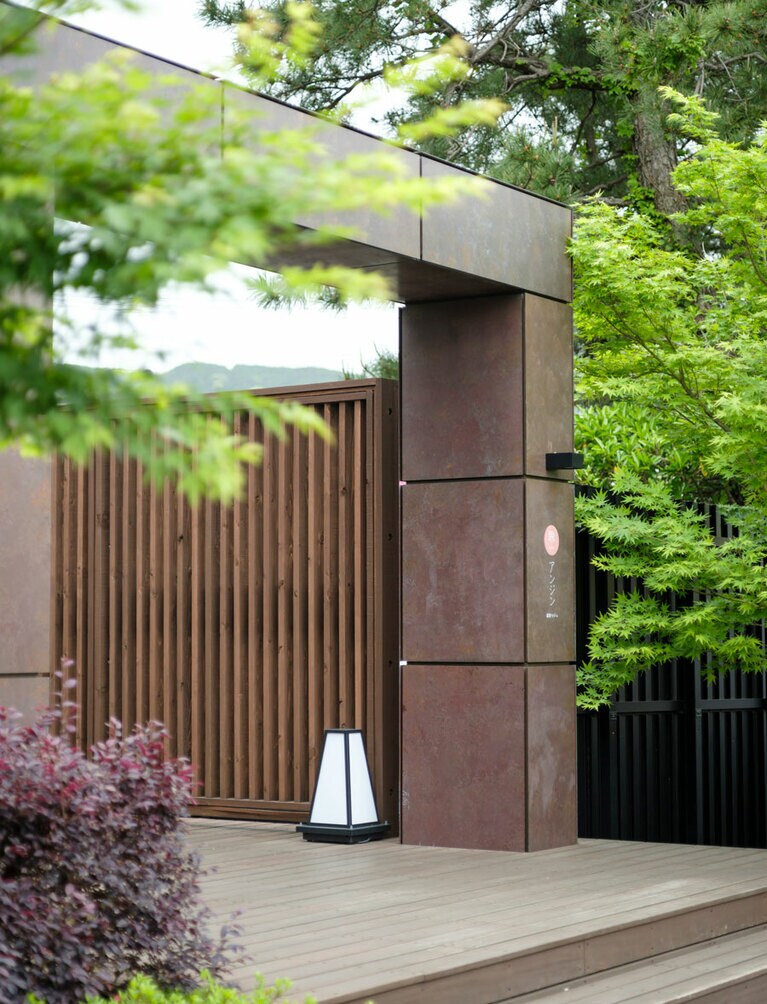 宿泊者でないと気づきにくいエントランス。