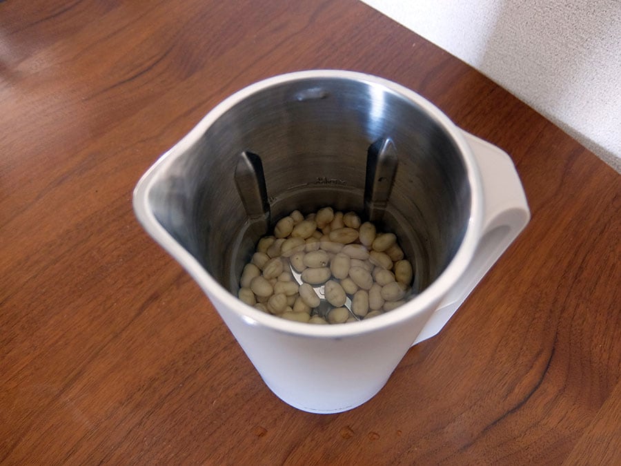 基本の作り方に従い、一晩水に浸して膨らんだ大豆を使用。
