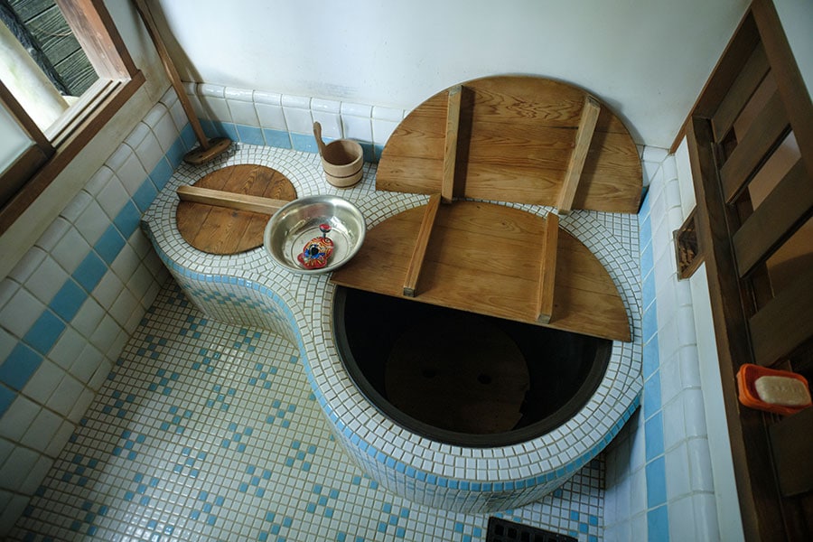 お風呂は五右衛門風呂。しっかり再現されています。©Studio Ghibli