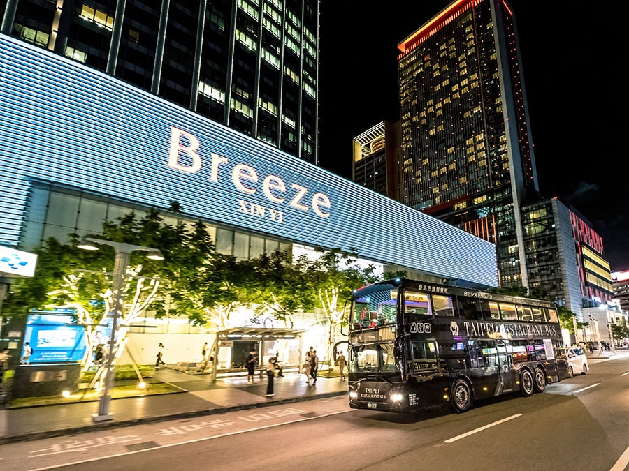 光輝くネオン街で、乗客を待つバスの様子。（写真提供：TAIPEI RESTAURANT BUS）