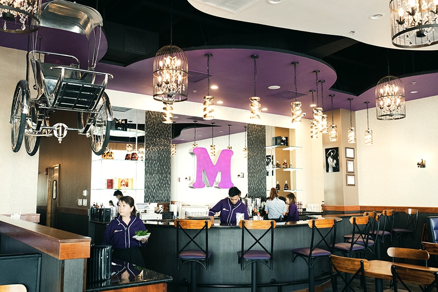 アラモアナセンターにオープンした「ママ・フォー」2号店は、気負わずに女性ひとりでも立ち寄れるカフェのような佇まいが魅力。