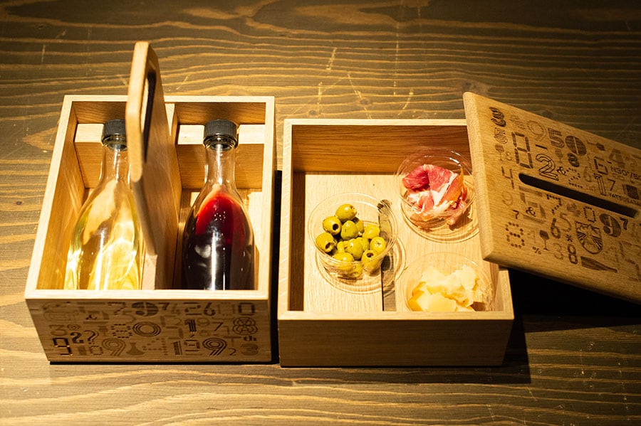 2段重ねの木箱に、ワインやおつまみを詰めた「VINO BOX」。店内ではなく、部屋で飲むことができるのも、このリゾートならでは。