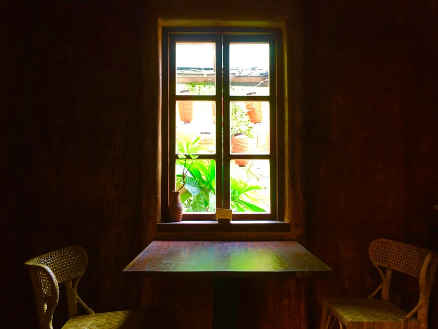 窓越しに見える外の景色が人気の、窓際のテーブル席。
