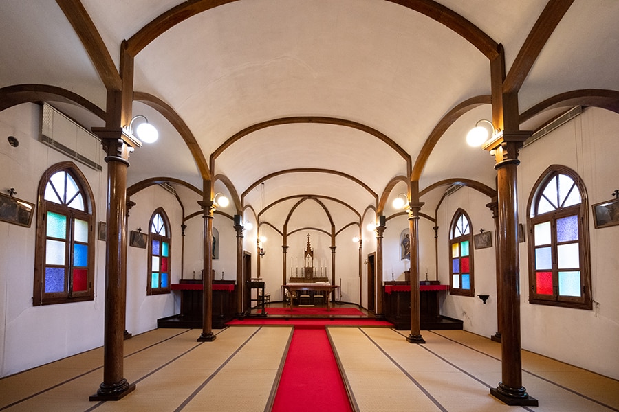 三廊式の聖堂内部。床に畳が敷かれているのがユニーク。