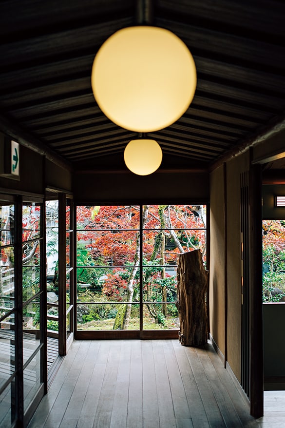【新井旅館】「雪の棟」から続く廊下の船底天井も見事。窓に映る庭の景色はまるで絵のよう。Photo: Masahiro Shimazaki