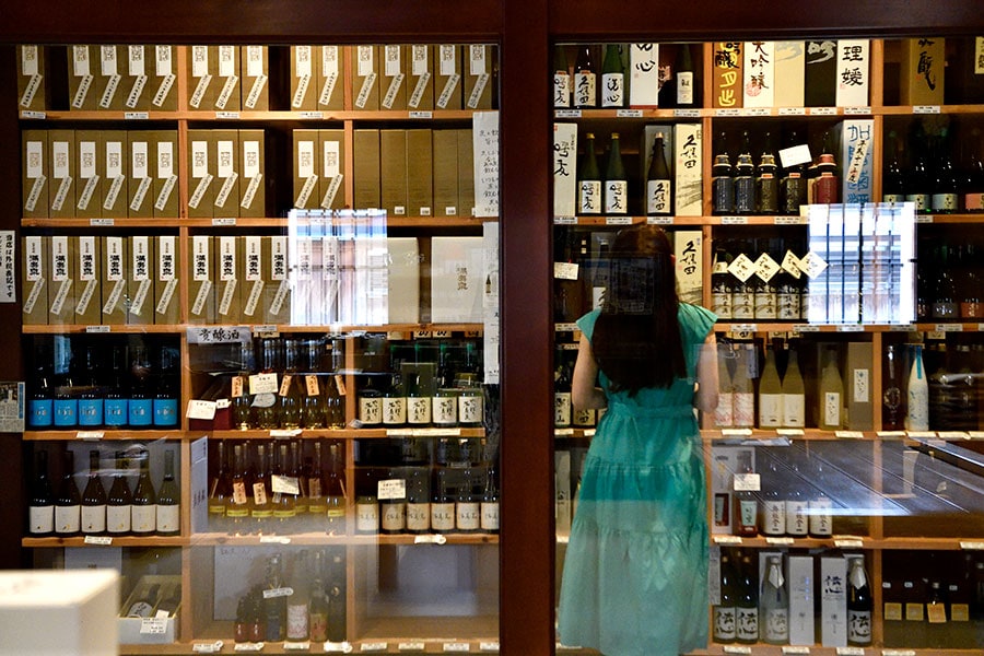 【酒商 田尻本店】大きなセラーの中に満寿泉の大吟醸ヴィンテージものなどが並ぶこだわりの酒店は、日本酒とワインに特化。