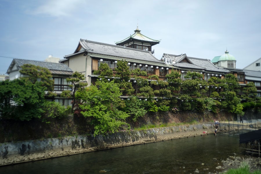 昭和初期に建てられた木造三階建ての温泉旅館「東海館」。現在は観光・文化施設となっている。