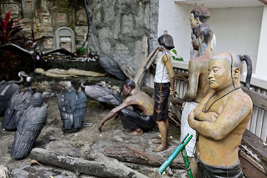 「19世紀にバンコクを襲ったコレラにより、ワット・サケットは死体を待ち構えるハゲタカで溢れていた」という伝説を語り継ぐ石像。