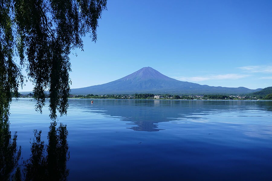 山梨・河口湖のほとりから見た富士山。